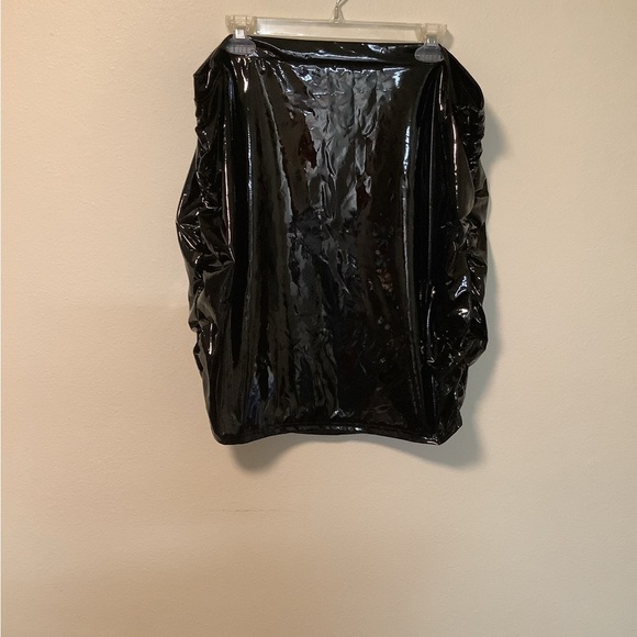 Women’s unbranded black ruched side and zipper side polyurethane liquid skirt - Picture 6 of 11